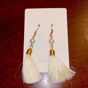 Thread and pearls earrings